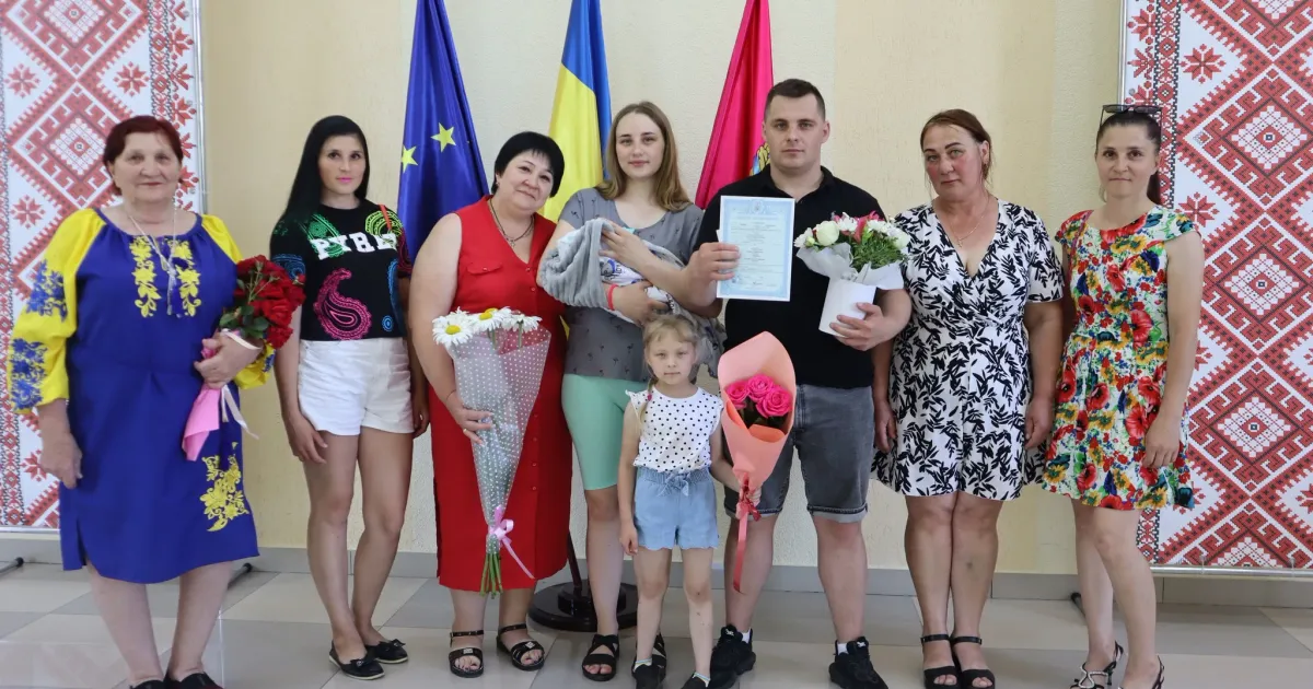 Фото: Кегичівська громада, фейсбук У Кегичівці святково відзначили державну реєстрацію народження малюка на порталі Gromada Group