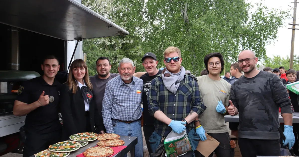 Фото: Кегичівська громада, фейсбук У Кегичівці волонтери пригощали охочих смачною піцою на порталі Gromada Group