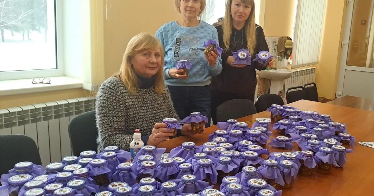 Фото Культура Кегичівської громади Працівники культури продовжують виготовляти корисну і поживну горіхово-медову суміш "Вітамін ЗСУ" для наших захисників.