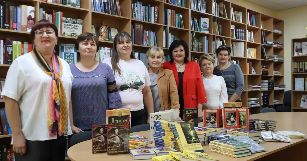 Фото: Кегичівська громада, фейсбук Кегичівська публічна бібліотека отримала книги від благодійного фонду на порталі Gromada Group